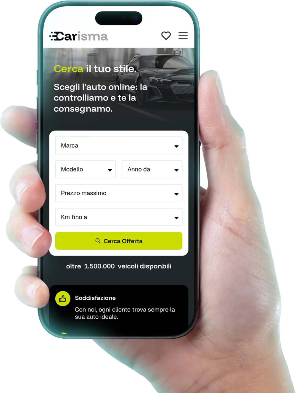 Smartphone in mano che mostra la home di Carisma Auto