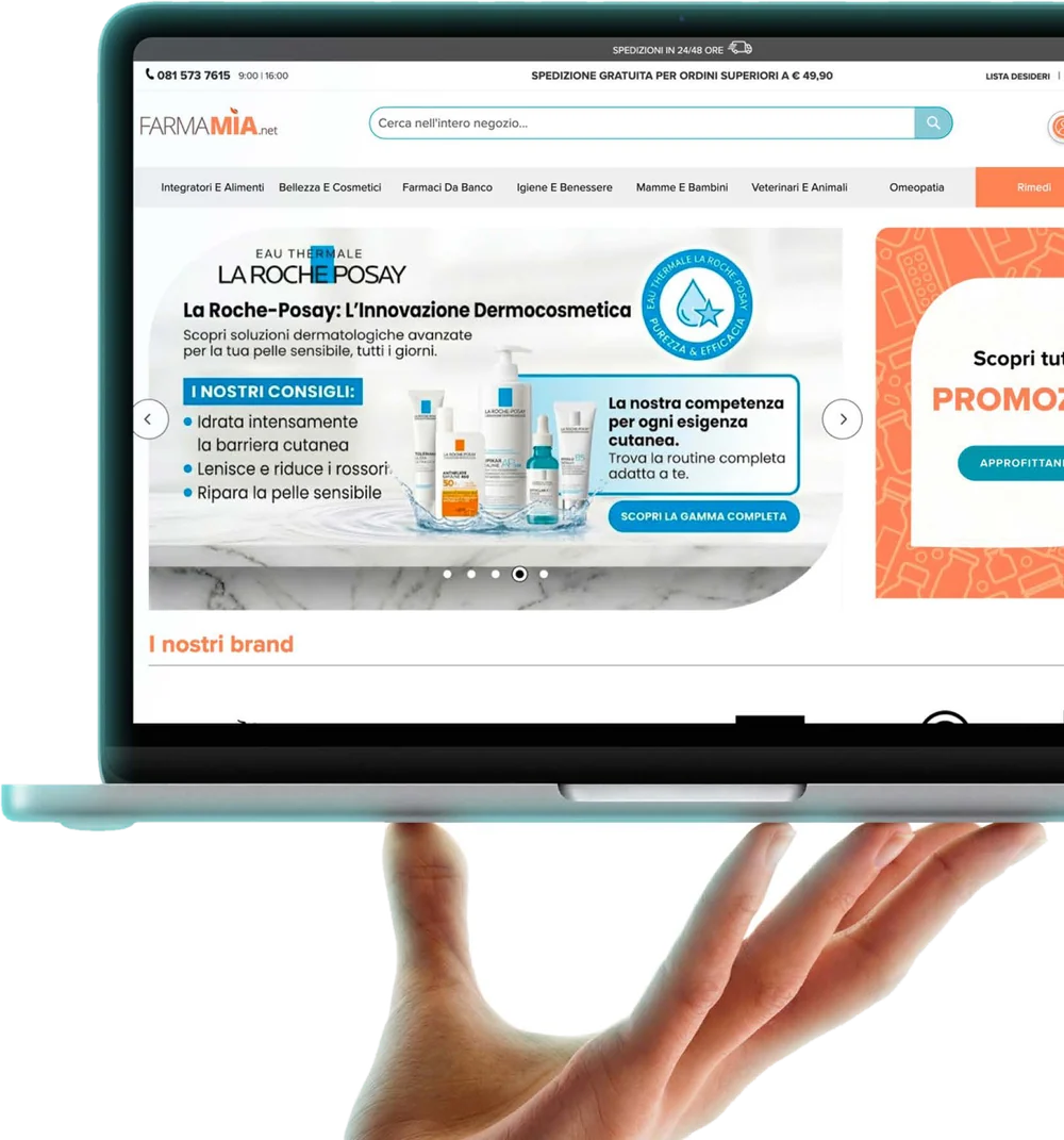 Laptop sorretto da una mano che mostra la home di Farmamia