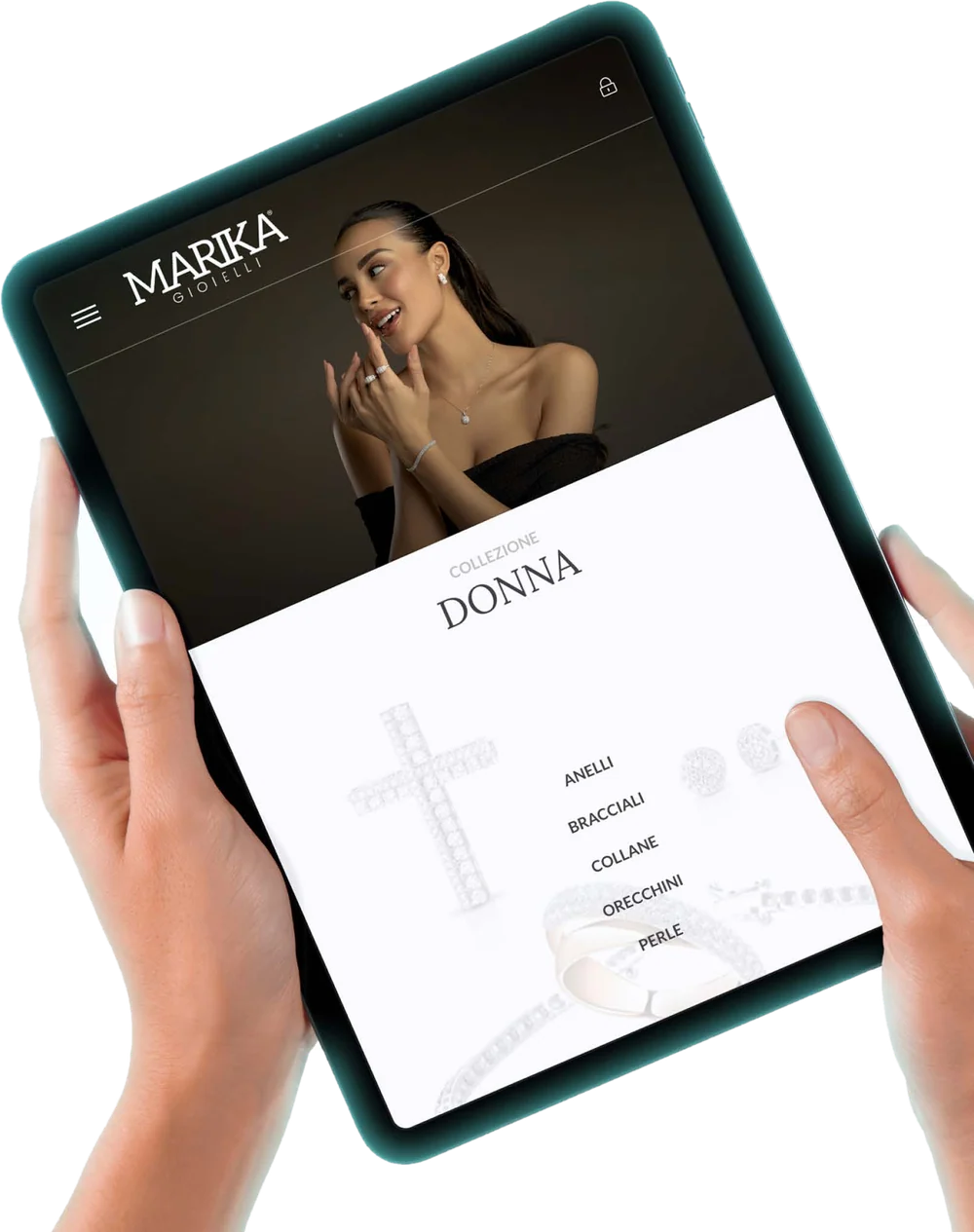 Tablet tenuto con due mani che mostra il catalogo di Marika Gioielli